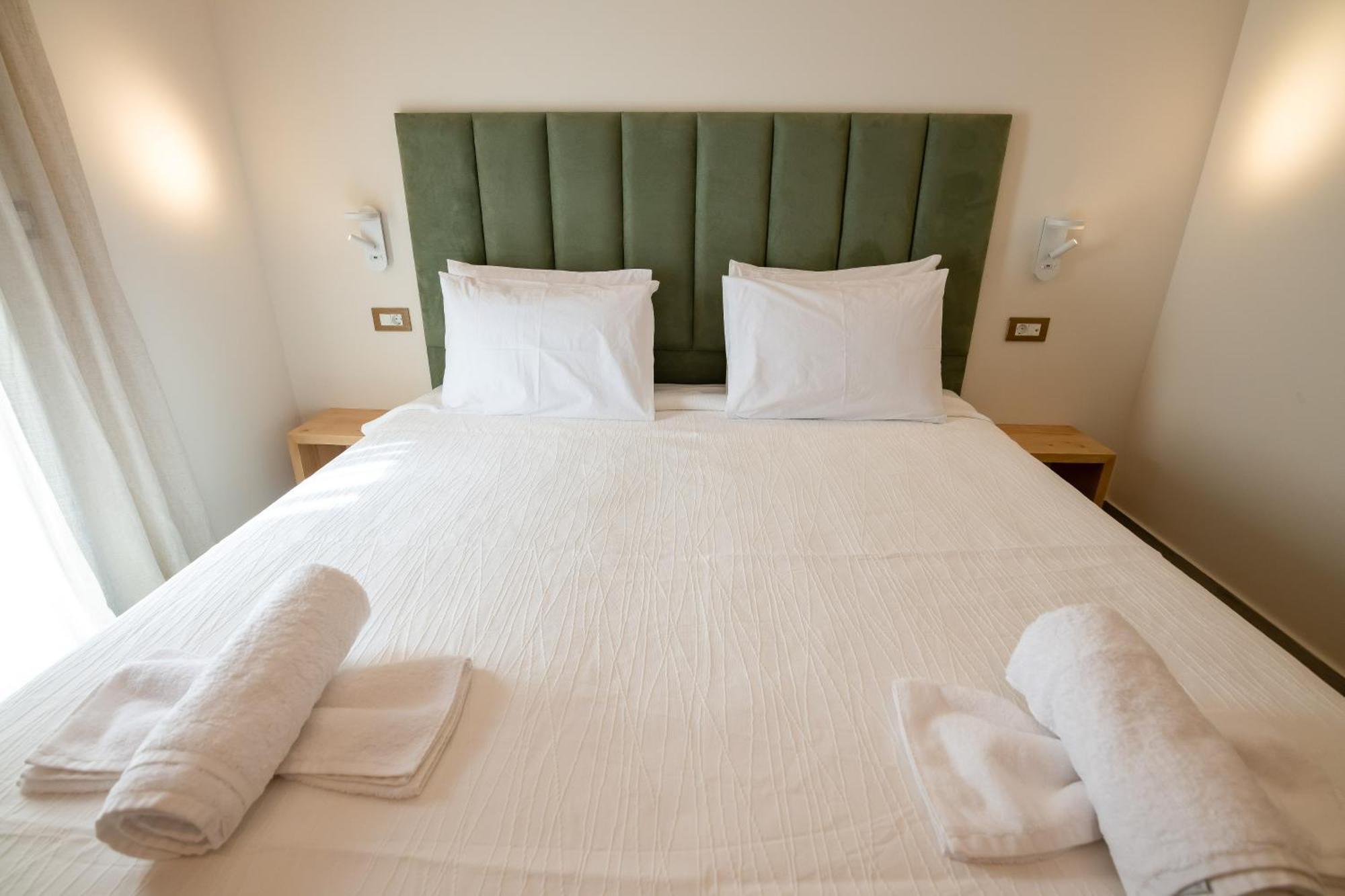 Ocean 11 Hotel Skiathos Town Bagian luar foto