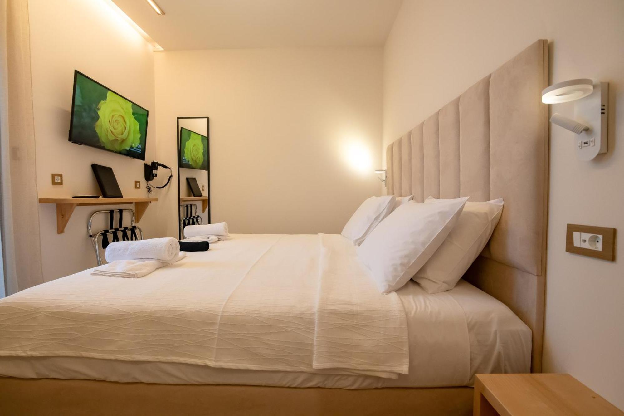 Ocean 11 Hotel Skiathos Town Bagian luar foto